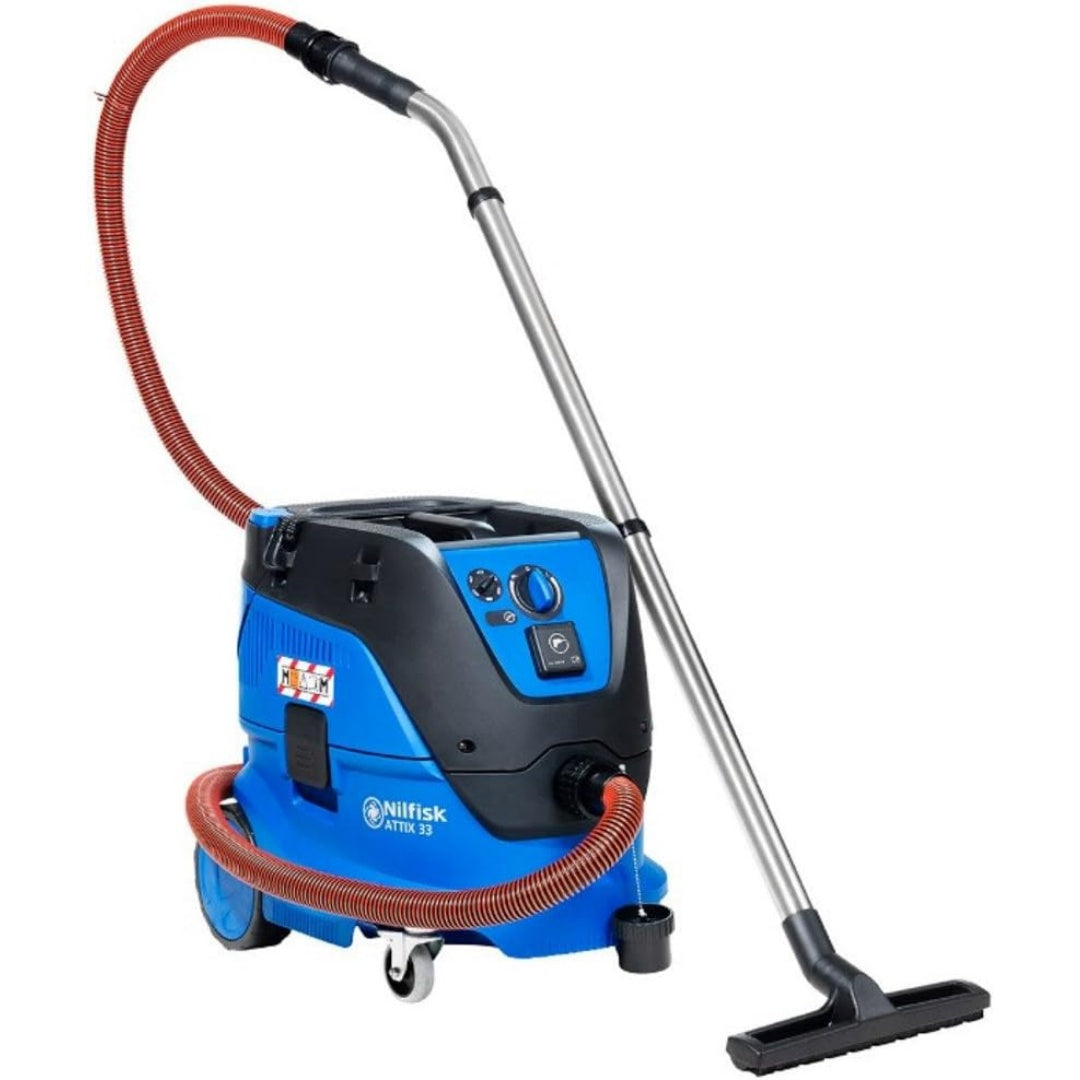 Aspirateur pour liquides et poussieres associant une contenance annoncee de 30 l au coloris blanc et bleu